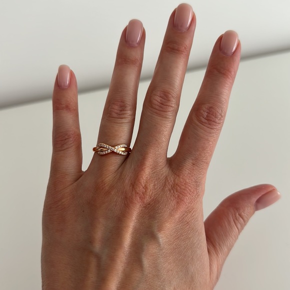 Tiffany & Co. 18K Rose Gold Diamond Infinity Ring. Size 6.5 - Picture 5 of 6